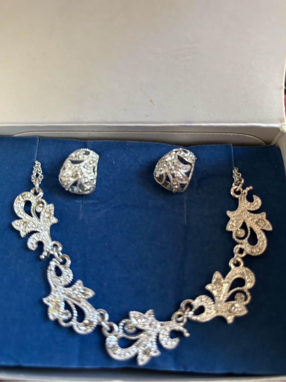 Avon 2007 Vintage Vine Necklace Earring Gift Set Sparkling Silver Tone New W/Box